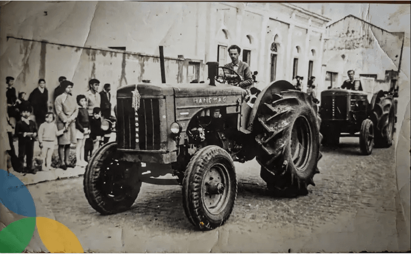 Foto histórica de trator agrícola
